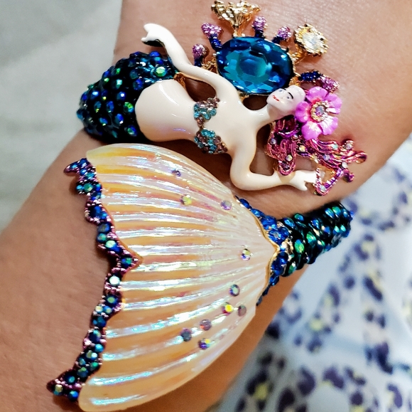 Nwt Betsey Johnson Beautiful mermaid Gold tone bracelet - Picture 15 of 16